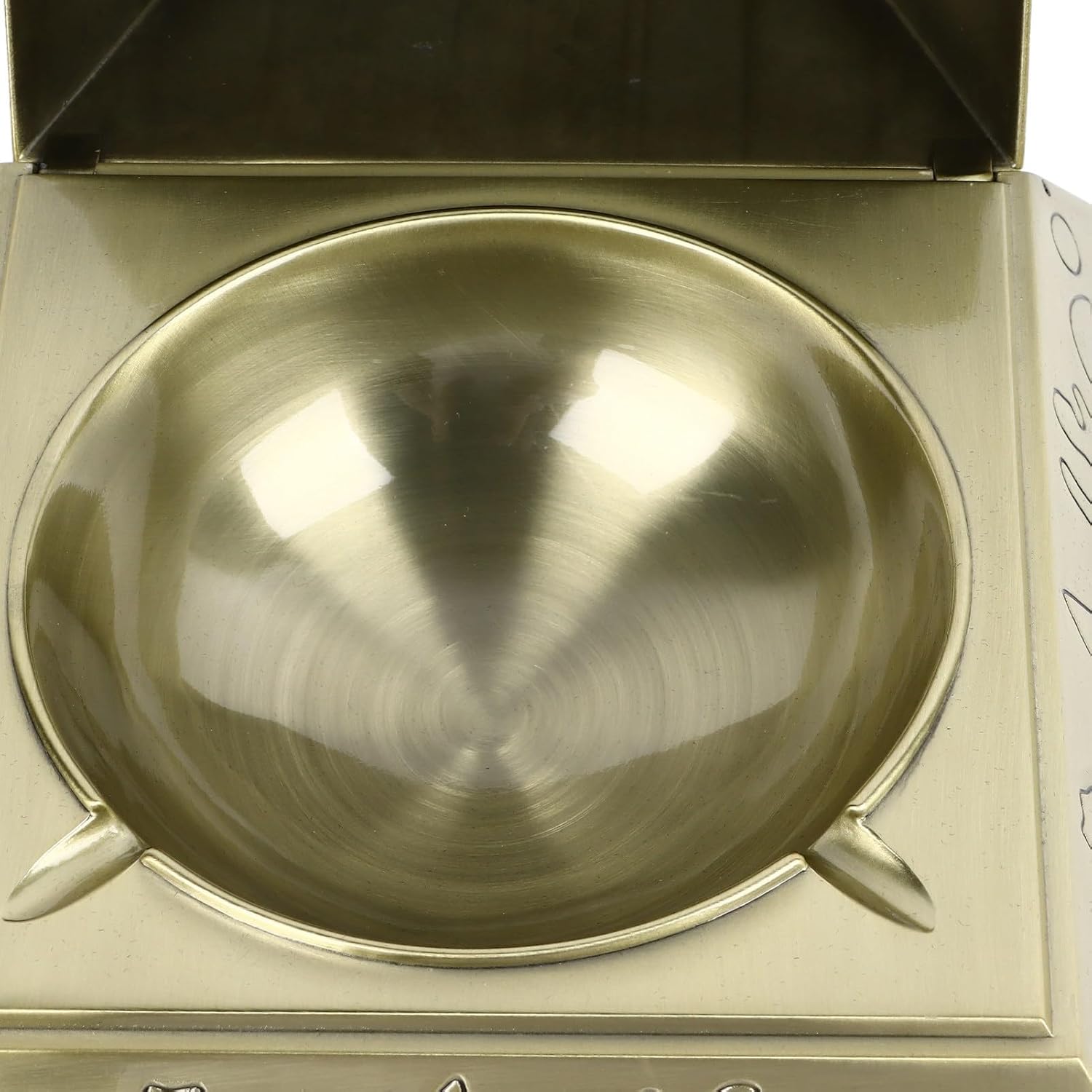 Zerodis Metal Pyramid Ashtray with Cover Windproof Small